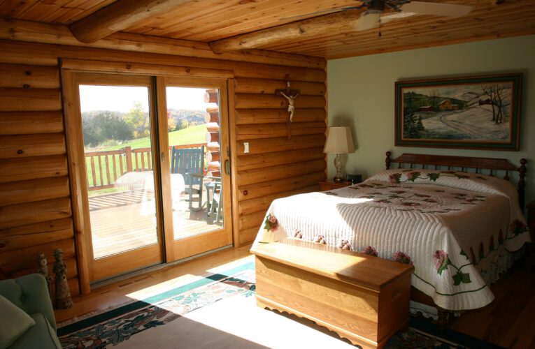 Drewniane łóżko sosnowe — dlaczego warto je mieć?