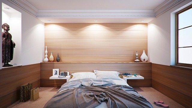Łóżka rozkładane z materacem do pokoju gościnnego