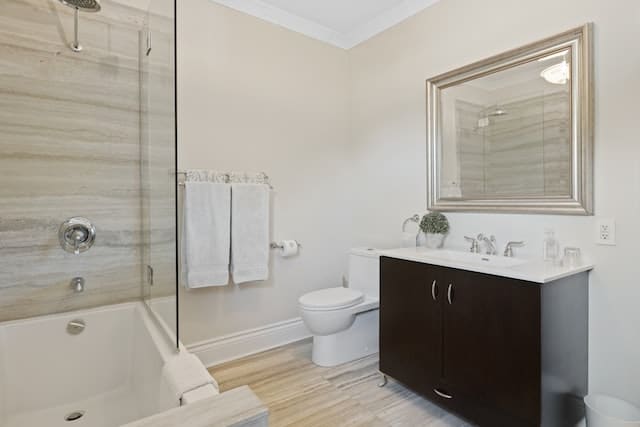 Unikalny wygląd łazienki ze złotą kabiną prysznicową