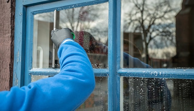 Ustalając cennik mycia okien, należy wziąć pod uwagę kilka czynników