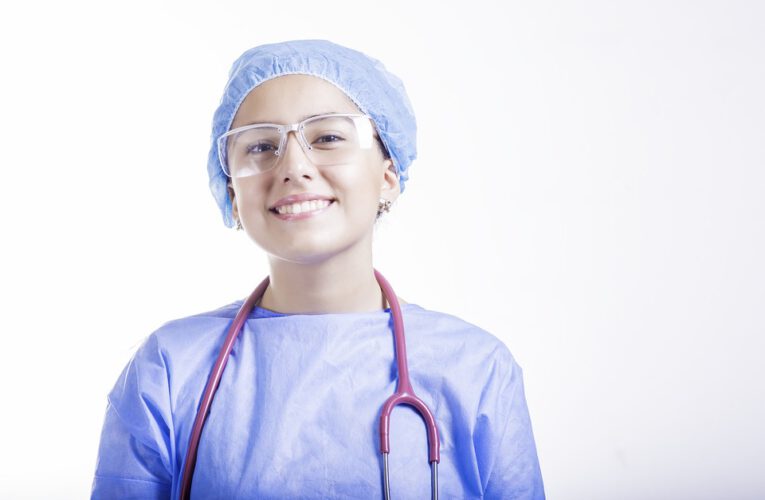 Odzież medyczna damska: praktyczne rozwiązania dla pracownic medycznych