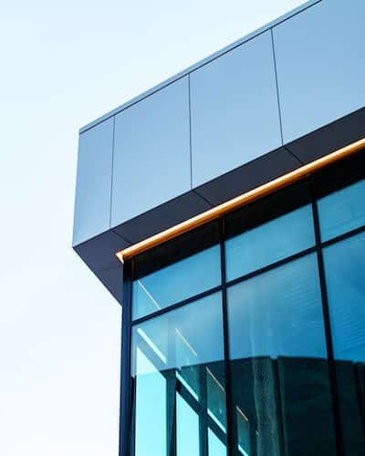 Jakie są zalety zabudowy balkonu szkłem?