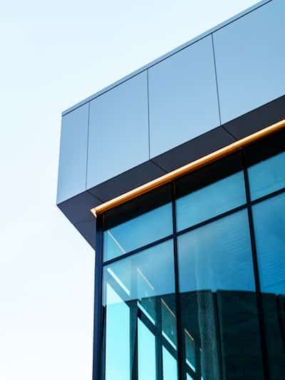 Jakie są zalety zabudowy balkonu szkłem?
