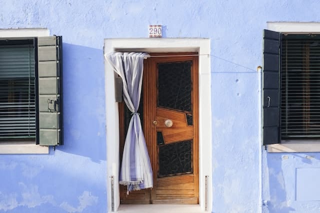 Zadbaj o prywatność i eleganckie wykończenie okien dzięki żaluzjom drewnianym na wymiar