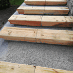 Schody drewniane: Jak zamontować je na betonie?