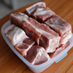 Sprytne sposoby na gotowanie mrożonego mięsa: jak osiągnąć doskonały smak i konsystencję