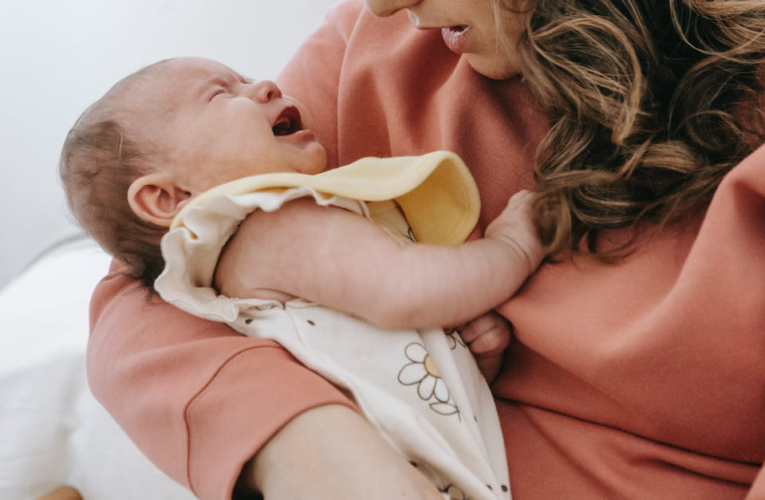 Dolne jedynki u niemowlaka: Jak wyglądają dziąsła podczas ząbkowania? Zdjęcia i wskazówki