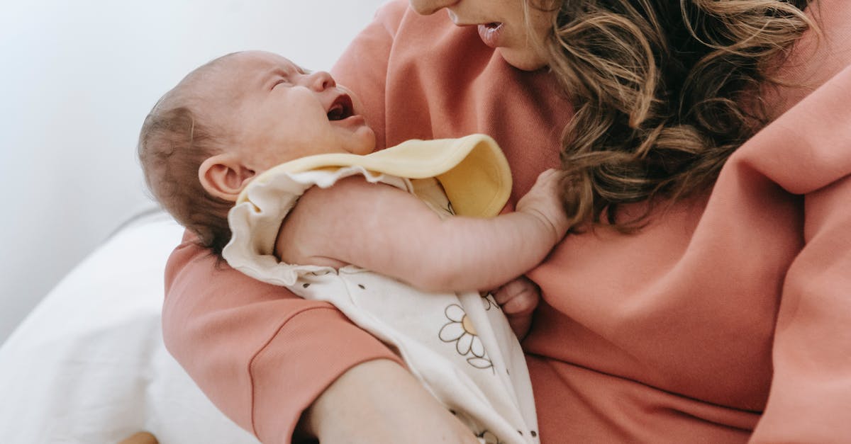 Dolne jedynki u niemowlaka: Jak wyglądają dziąsła podczas ząbkowania? Zdjęcia i wskazówki