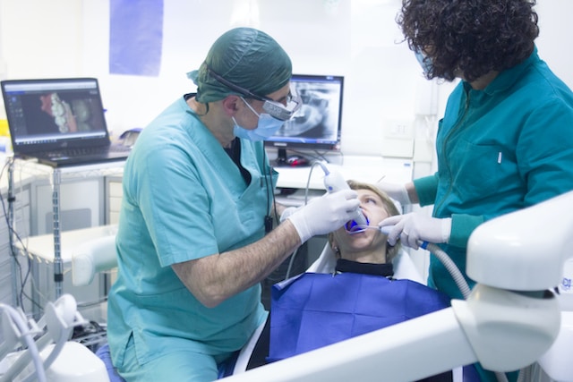 Odbudowa uzębienia za pomocą implantów: Rola chirurga stomatologa w kompleksowej opiece