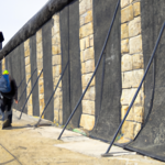 Jakie korzyści daje zabezpieczenie wykopu ścianką berlińską?